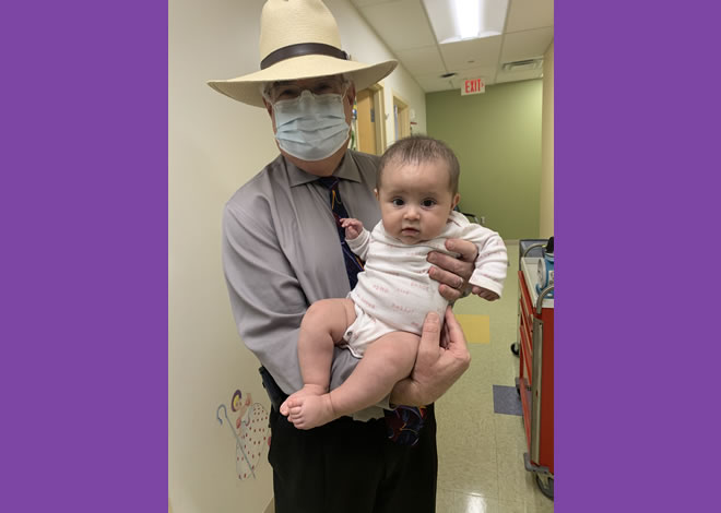 Dr. James Gibson y Emilia a sus 5 meses Metabolic Genetics Clinic at Dell Children's Medical Group
