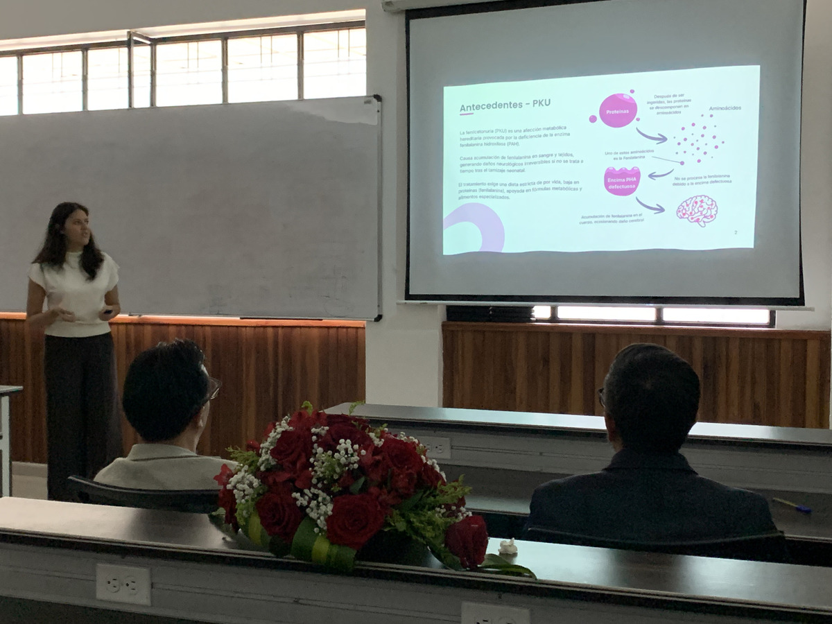 Doménica Carpio presentación tesis de titulación como Diseñadora Multimedia llamado “Diseño y desarrollo de una aplicación móvil para el apoyo y seguimiento nutricional de personas con fenilcetonuria (PKU) en Ecuador”
